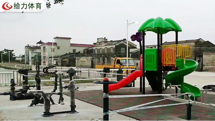 汕頭小區新增戶外健身器材扭腰器對有腰疾的老人并不友好，用時注意