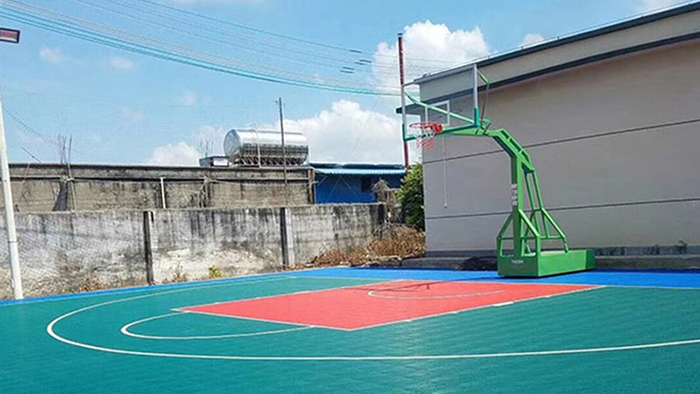 前方報道 中山五桂山區(qū)籃球架翻新改造硅PU球場 附近居民樂開了花