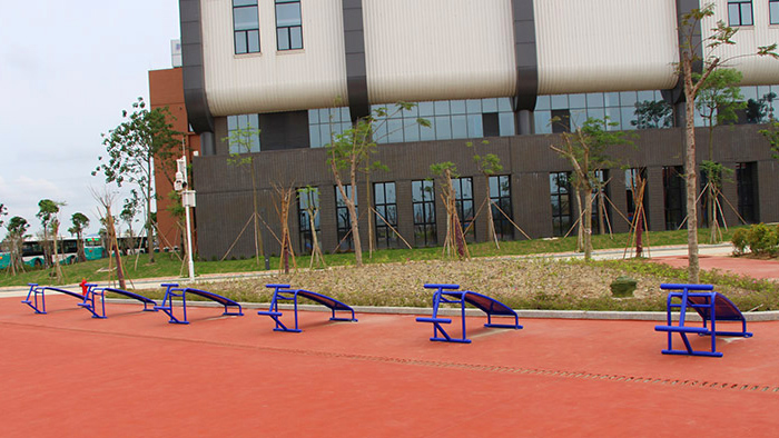 佛山順德承德小學(xué)戶外健身器材完活了