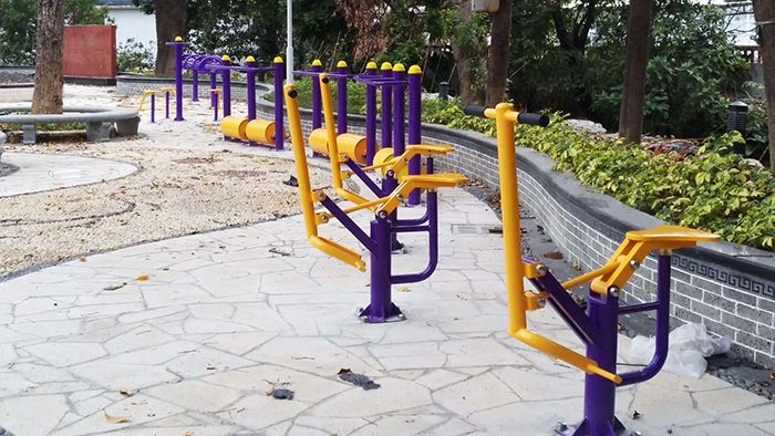 中山居民小區(qū)戶外健身器材安裝完，使用方法大媽們了然于心