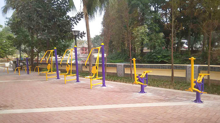 梅州這個小區的閑置空地上已經安裝了老人健身器材了