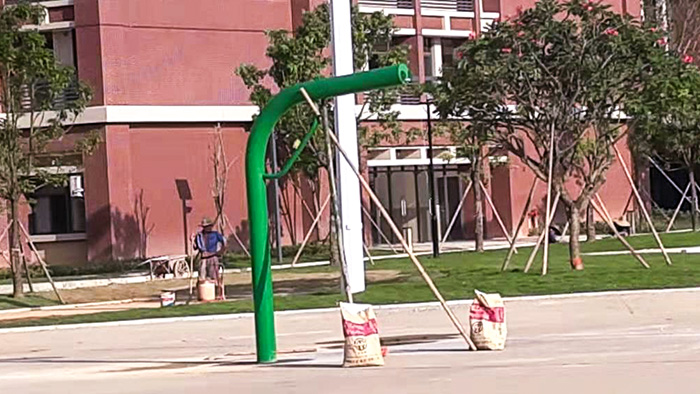 鶴山市東古調(diào)味食品生活區(qū)增添給力體育埋地獨柱籃球架