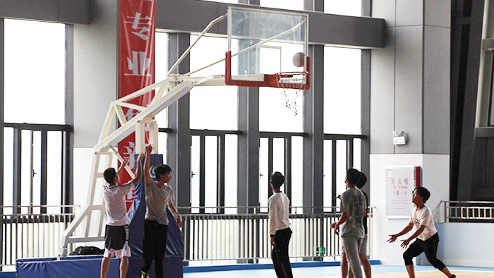 電動(dòng)液壓籃球架